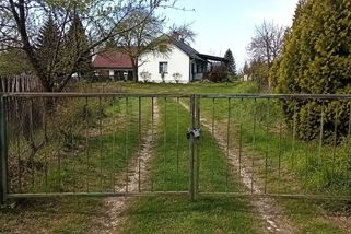 Cestu používali desítky let. Pak soused zamkl bránu a rodina se nedostala k vlastnímu domu